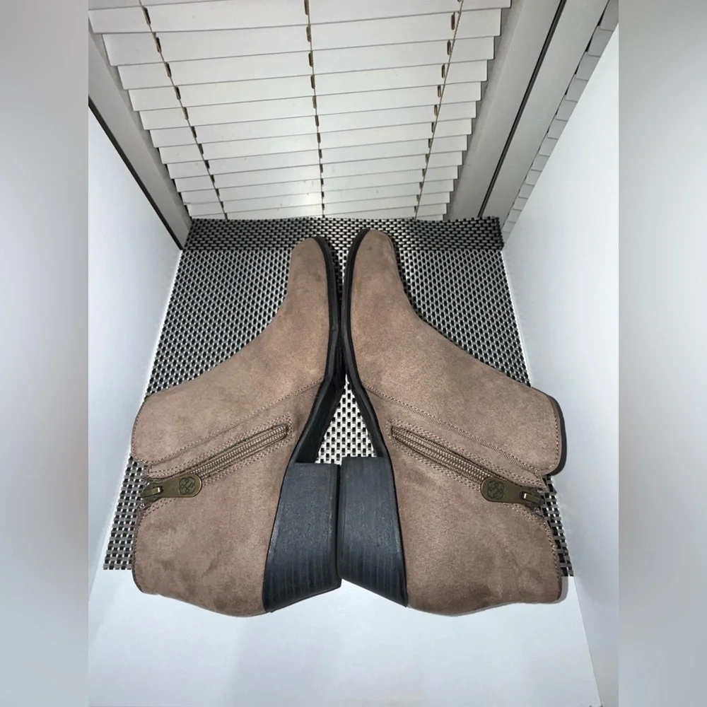 Women's Ankle Boots Daisy Fuentes Ankle Booties – Size 9W